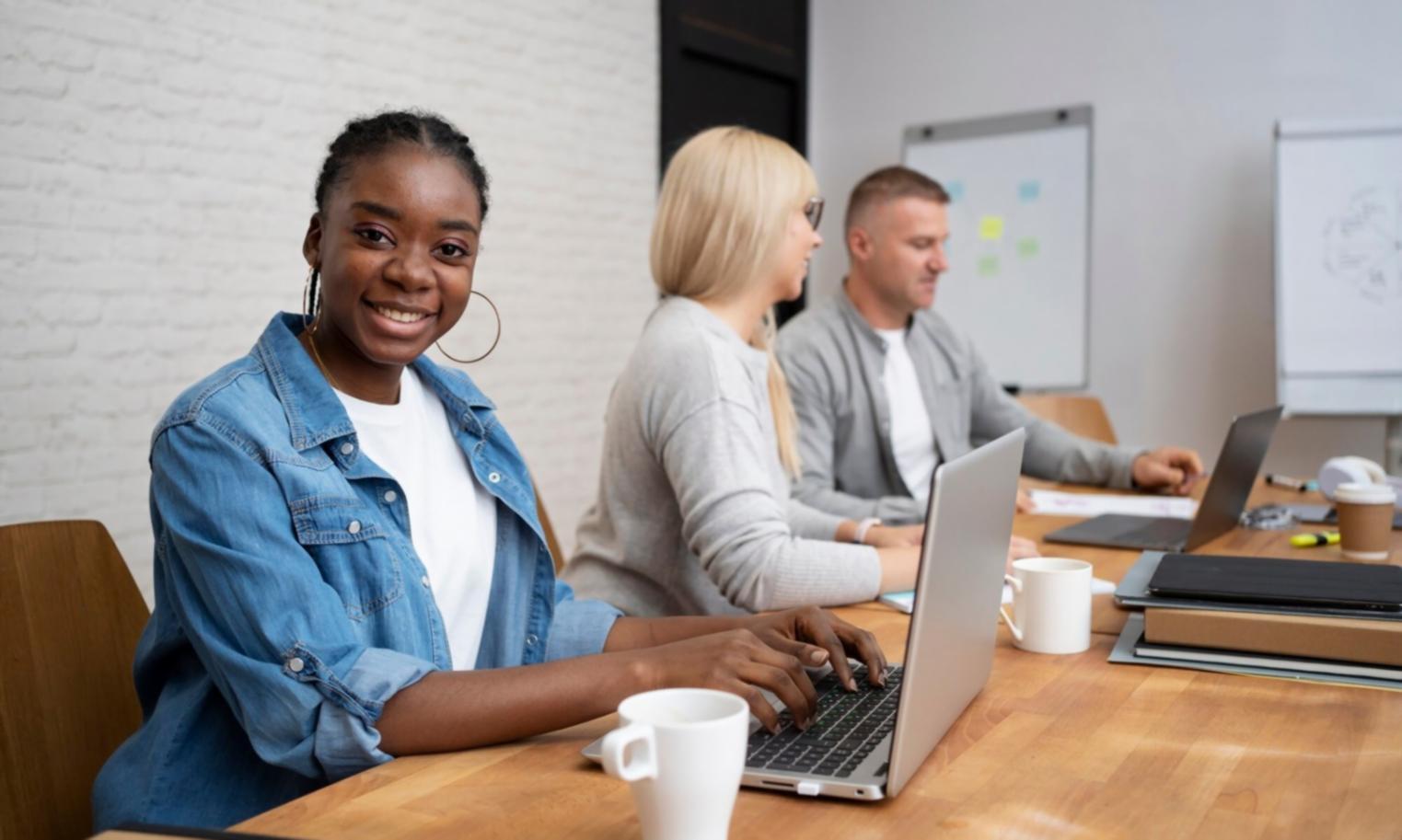 Equipo de ravyloquantz trabajando en análisis financiero